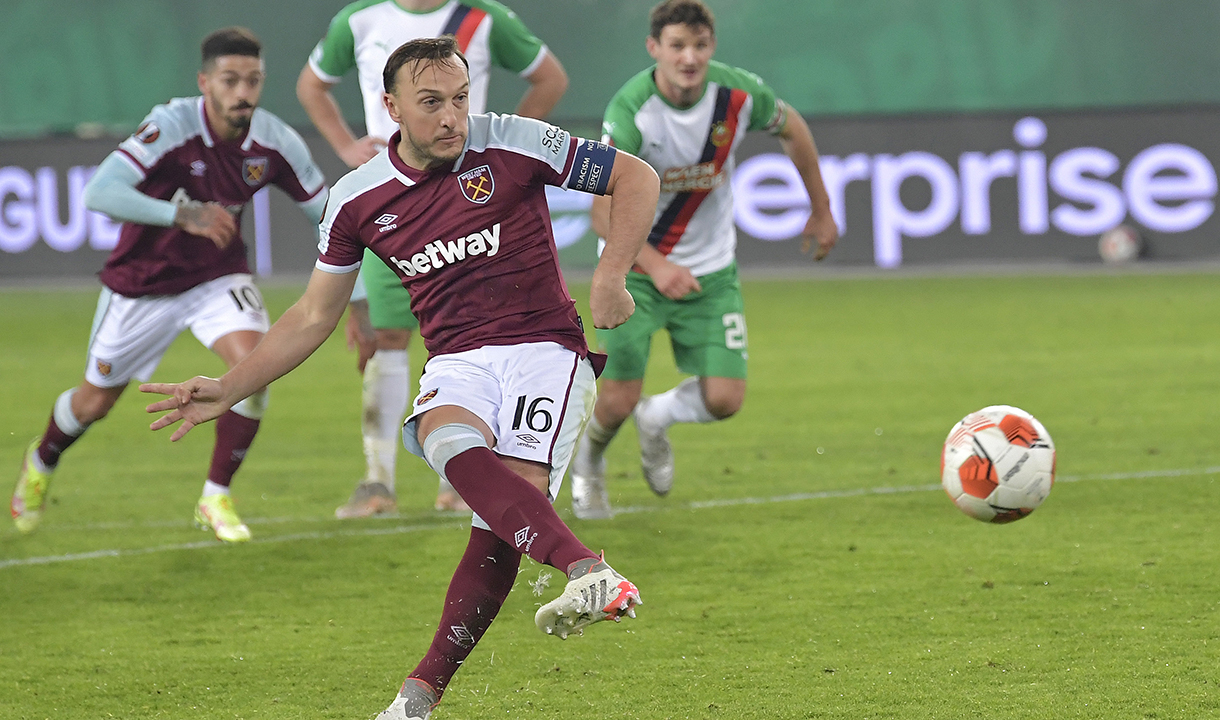 Mark Noble scores a penalty against Rapid Vienna