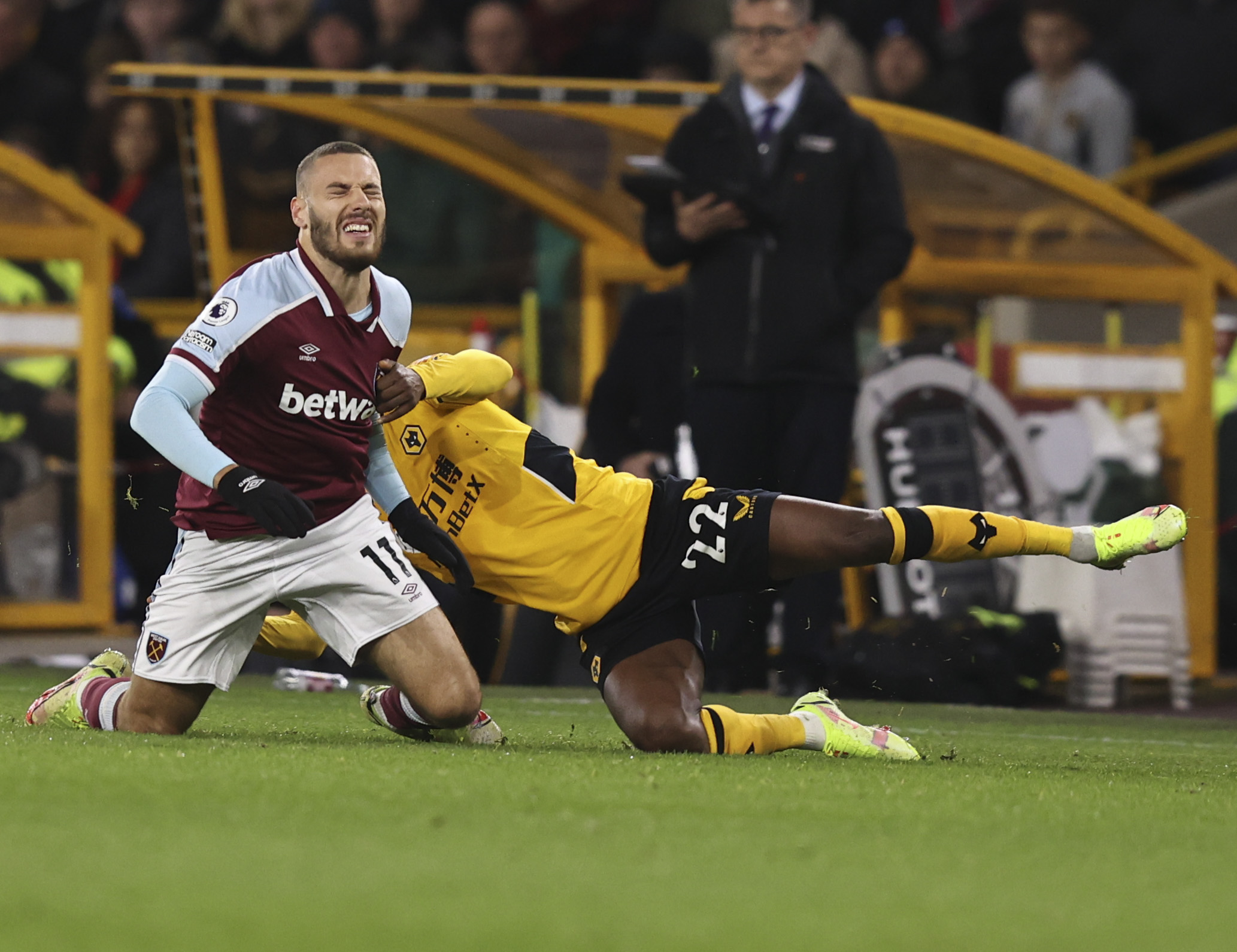 Nikola Vlašić is challenged by Nelson Semedo