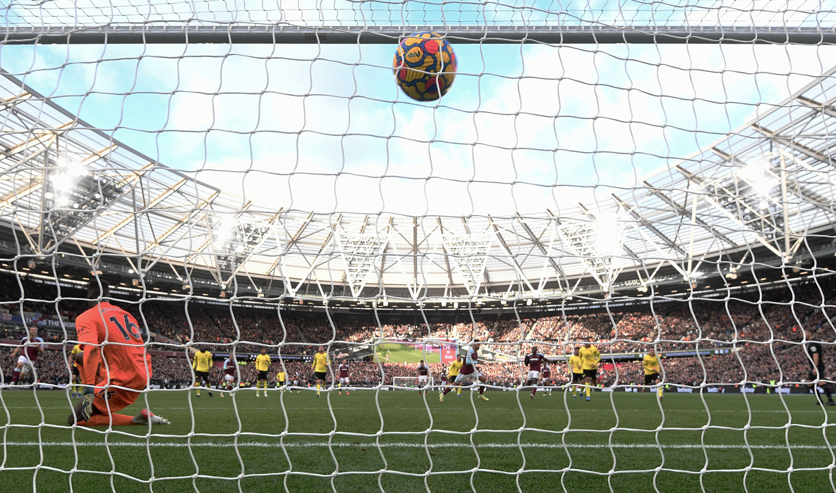 Manuel Lanzini's penalty hits the back of the net