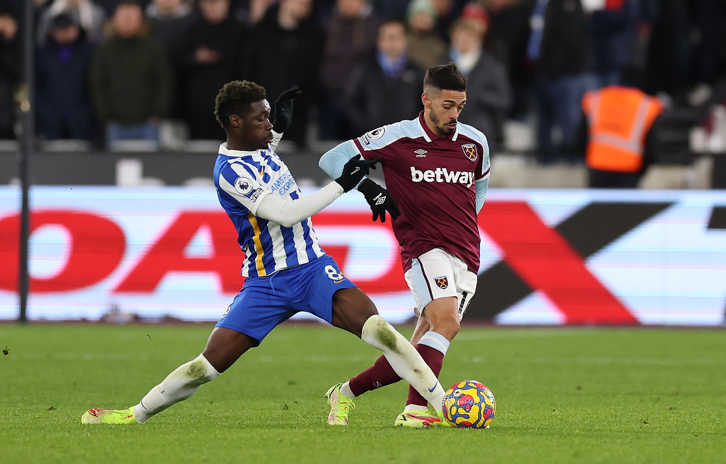 Manuel Lanzini challenges Yves Bissouma