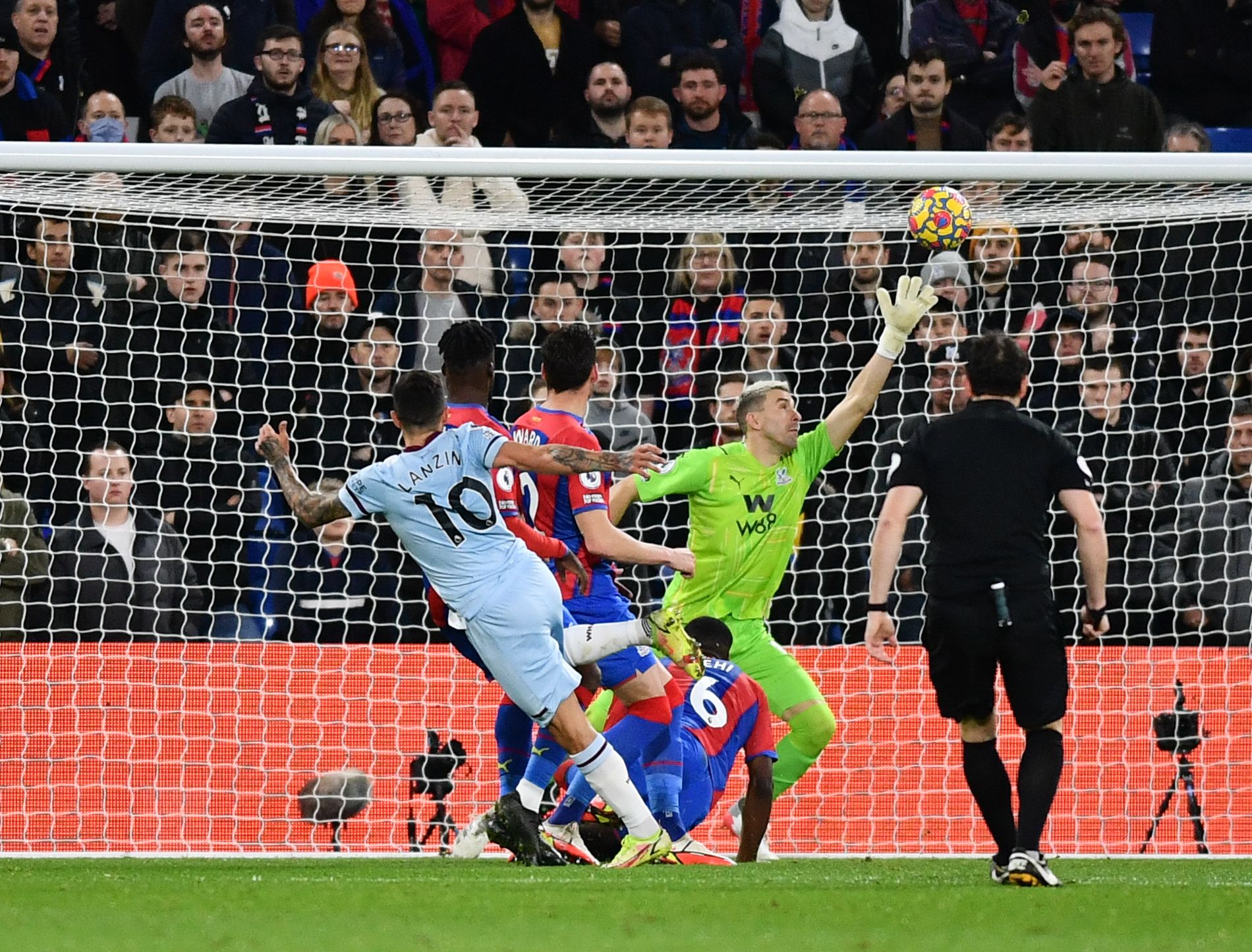 Manuel Lanzini scores at Palace