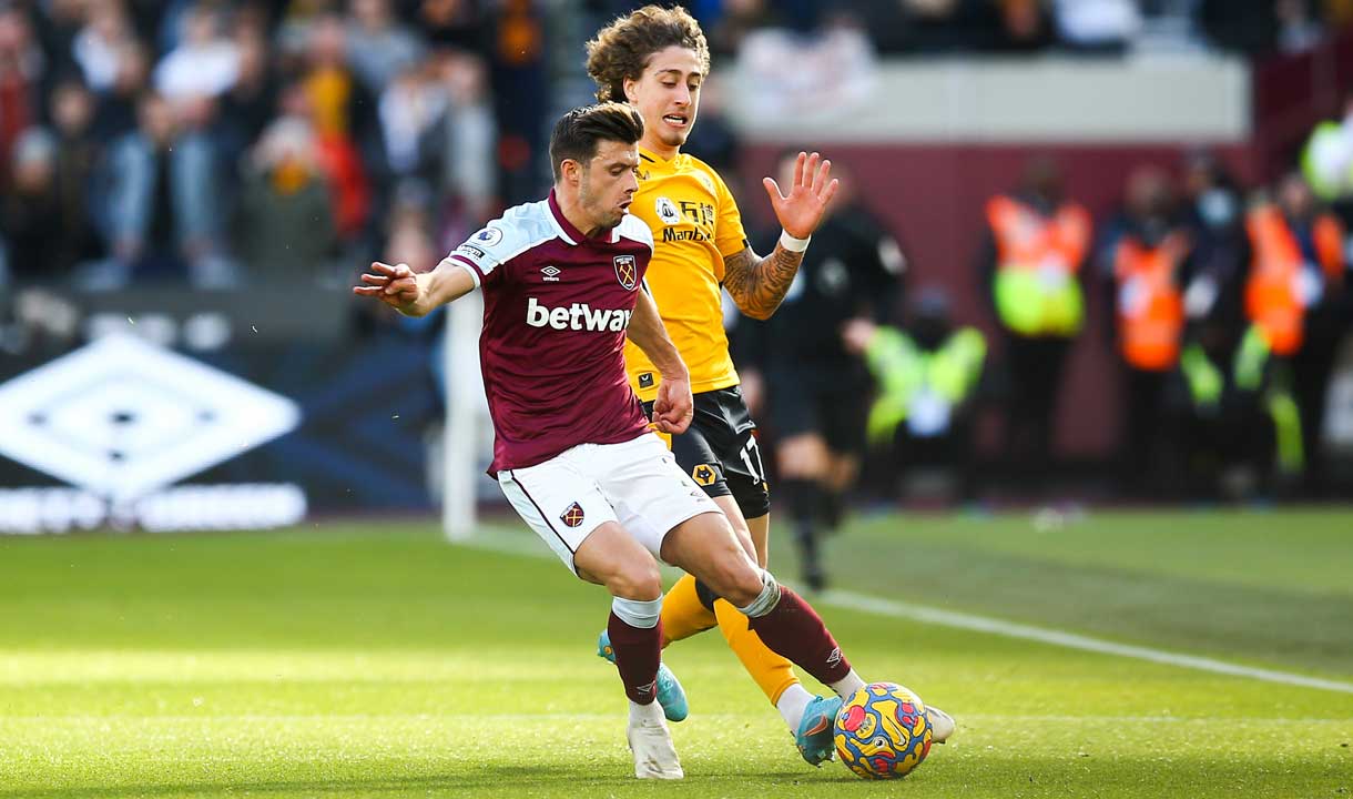 Aaron Cresswell holds off Fabio Silva