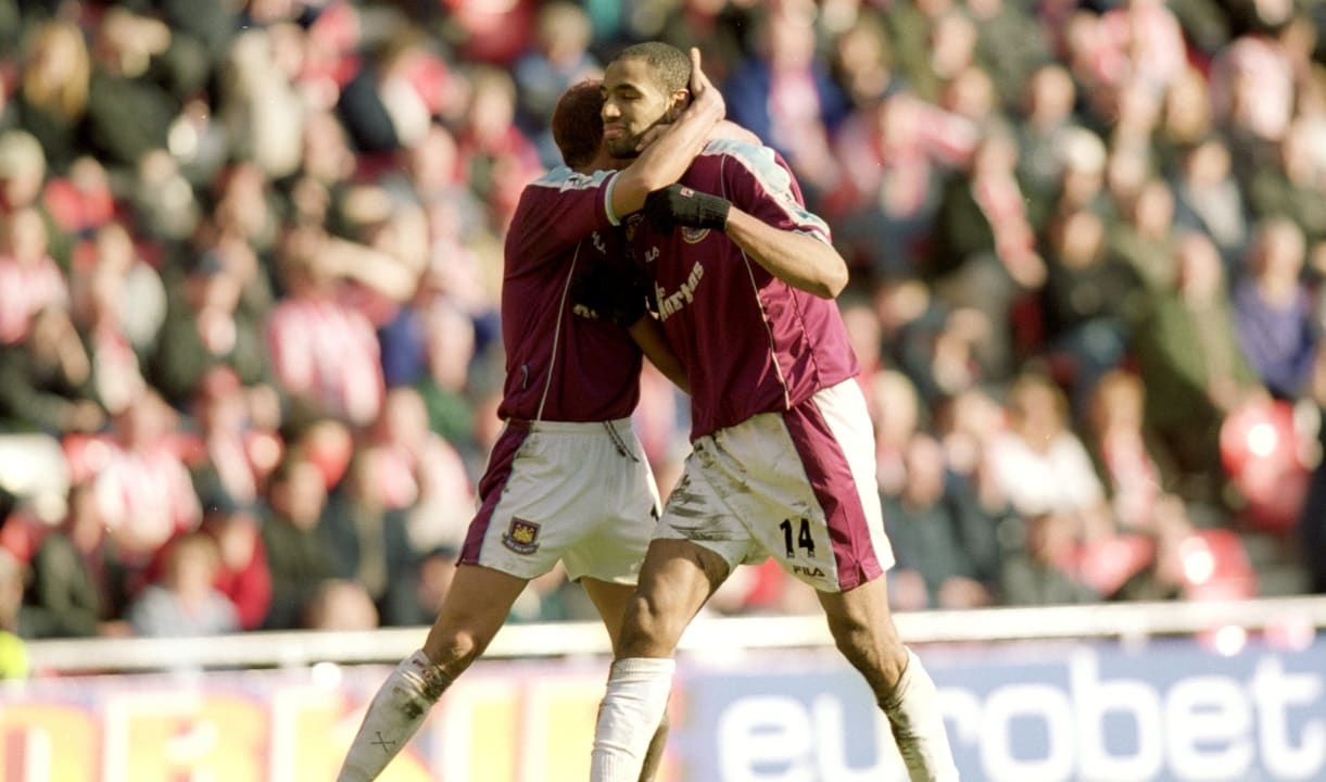 Frédéric Kanouté celebrates scoring against Sunderland