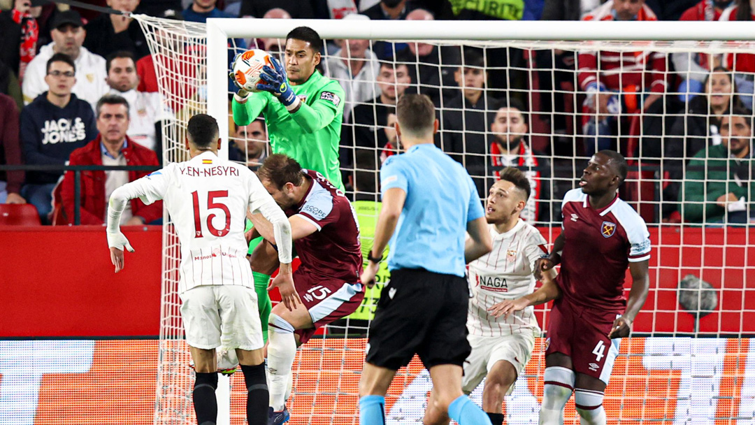 Alphonse Areola in action against Sevilla