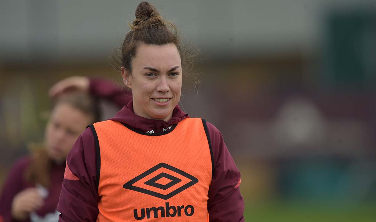 Mackenzie Arnold in West Ham United Women training
