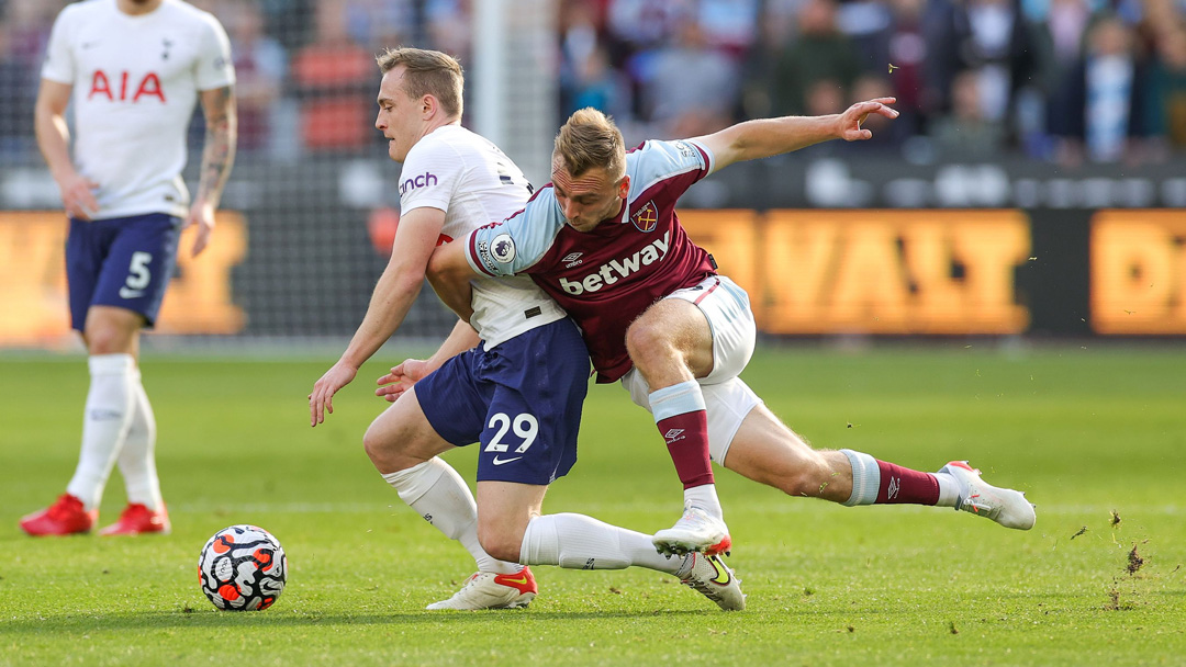 Jarrod Bowen challenges Oliver Skipp