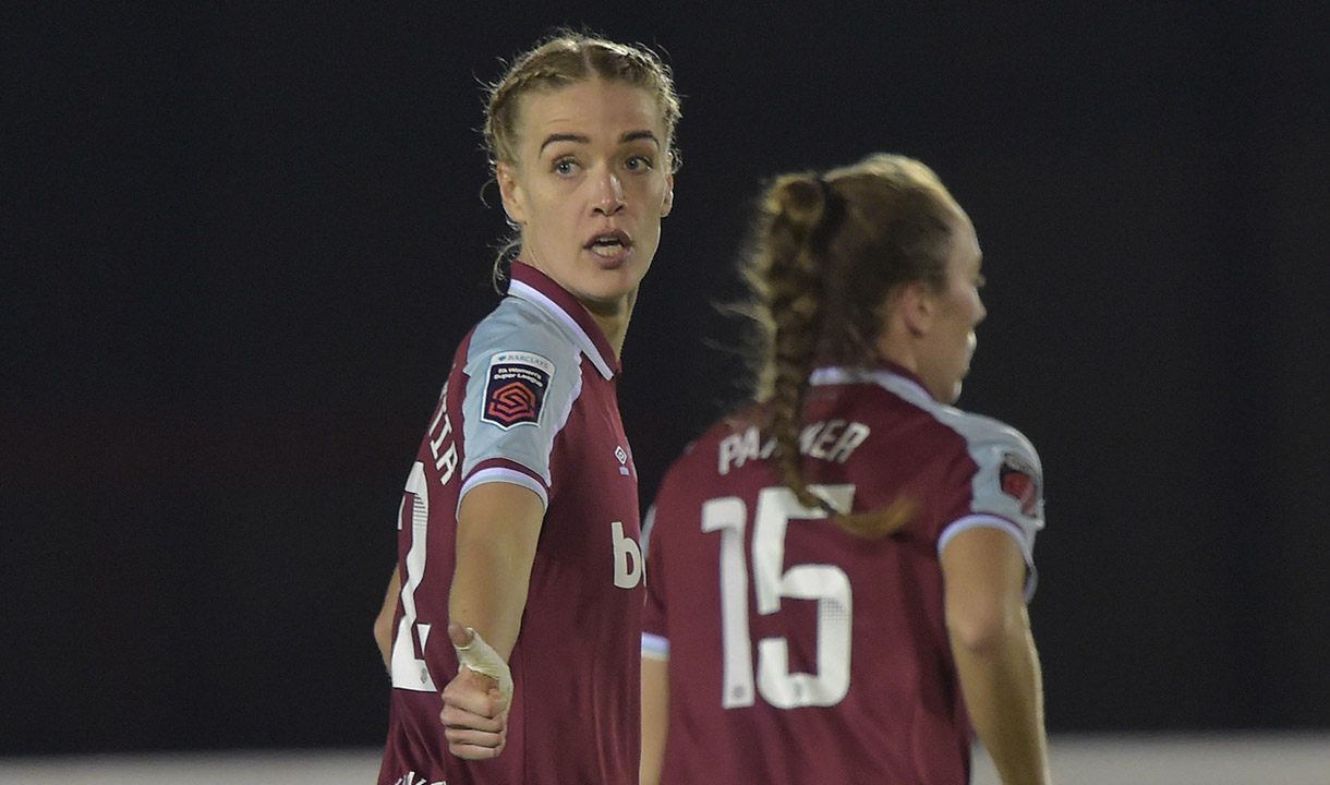 Dagný Brynjarsdóttir celebrates against Chelsea