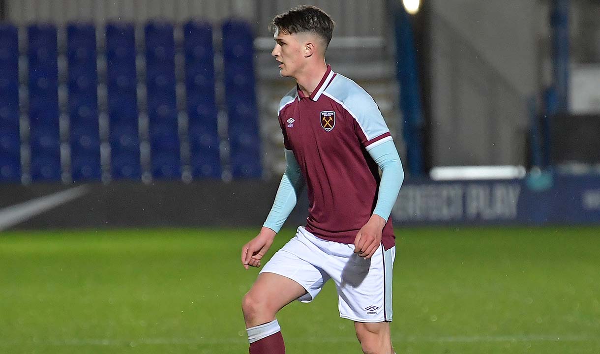 Freddie Potts in action for U23s against Chelsea