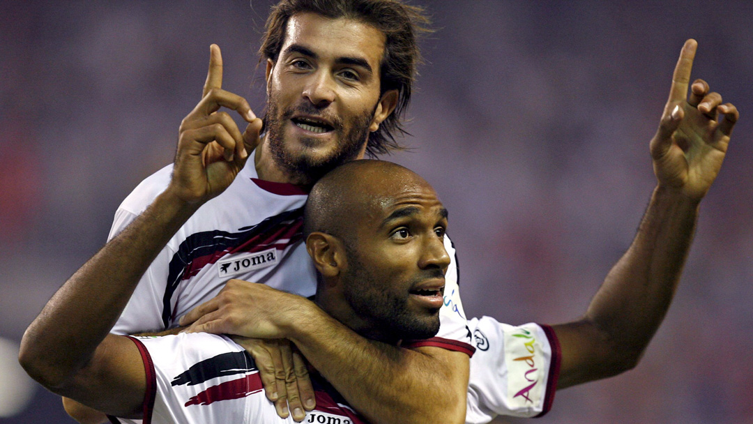 Frédéric Kanouté celebrates a goal with Sevilla teammate and future West Ham United coach Enzo Maresca