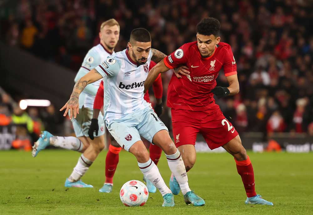 Manuel Lanzini holds off Luis Díaz