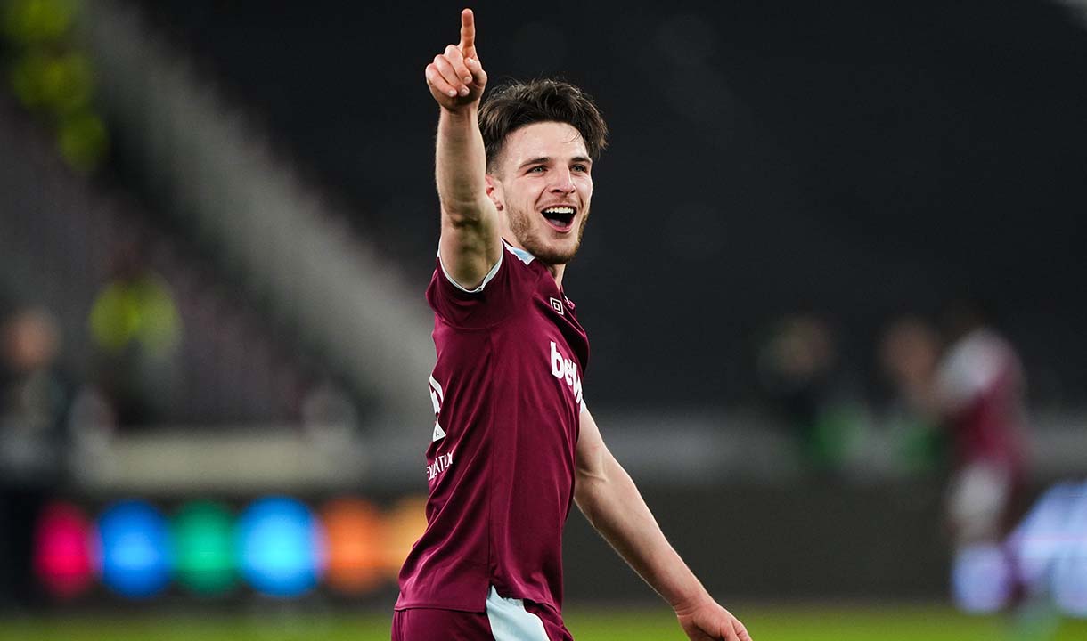 Declan Rice celebrates the win against Sevilla