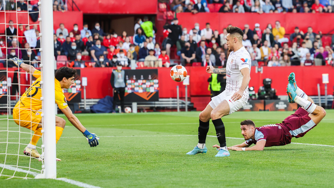 Nikola Vlasic sees his header saved by Bono