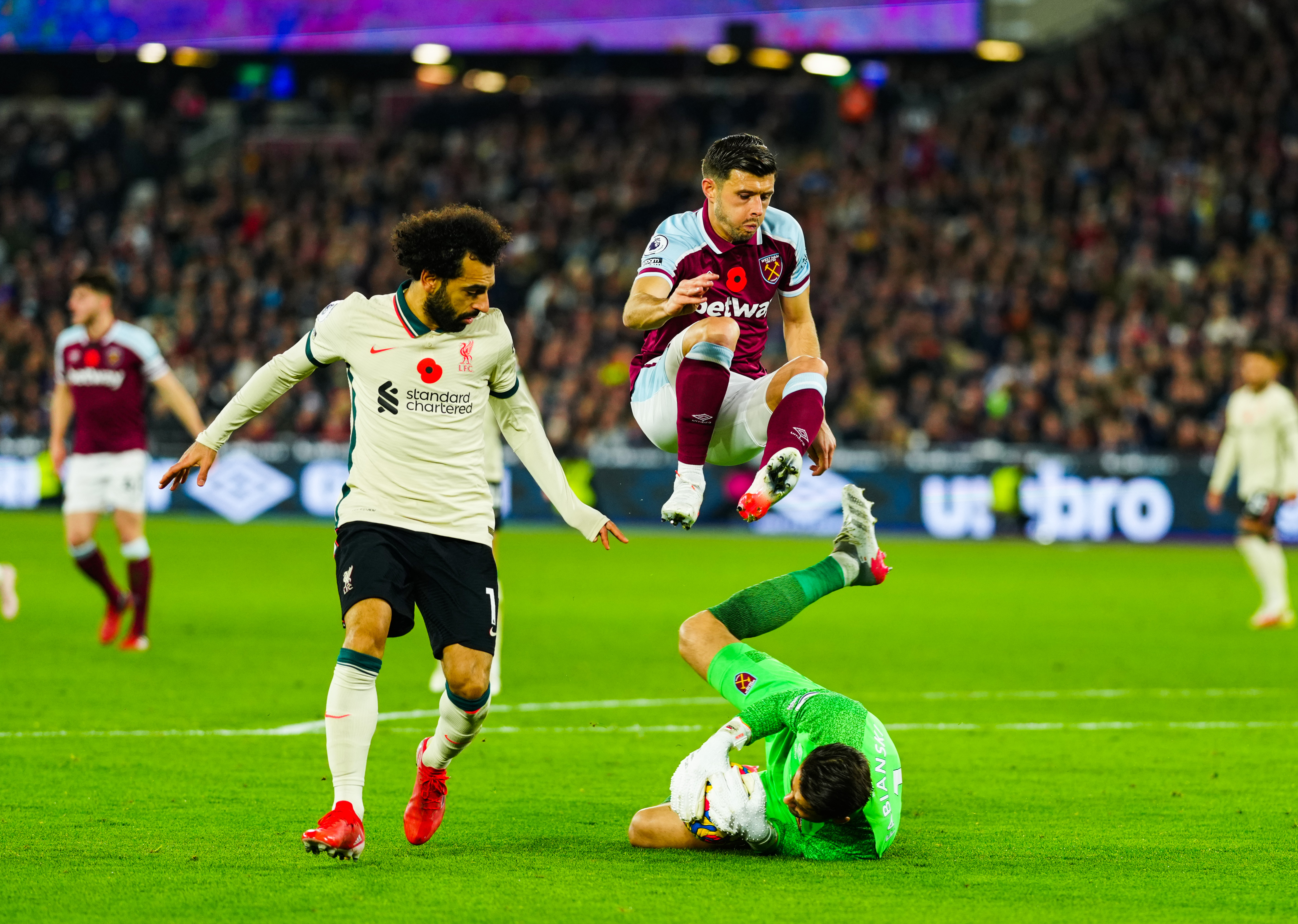 Lukasz Fabianski saves from Mohamed Salah