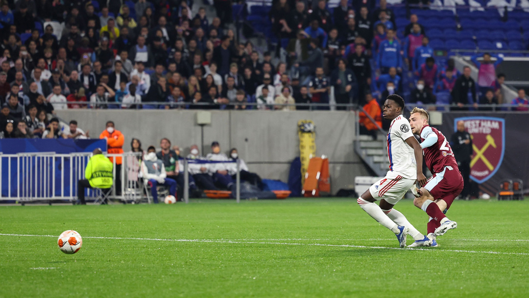 Bowen scores in Lyon