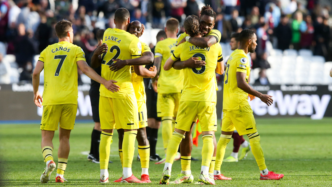 Brentford players celebrate winning at London Stadium