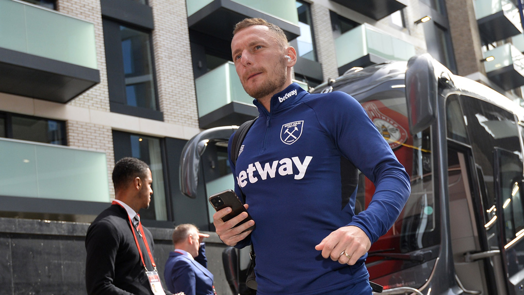 Vladimir Coufal arrives at Brentford