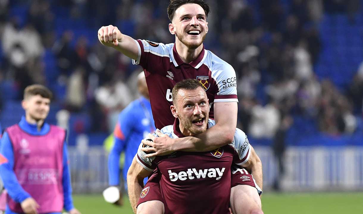 Vladimír Coufal celebrates with Declan Rice