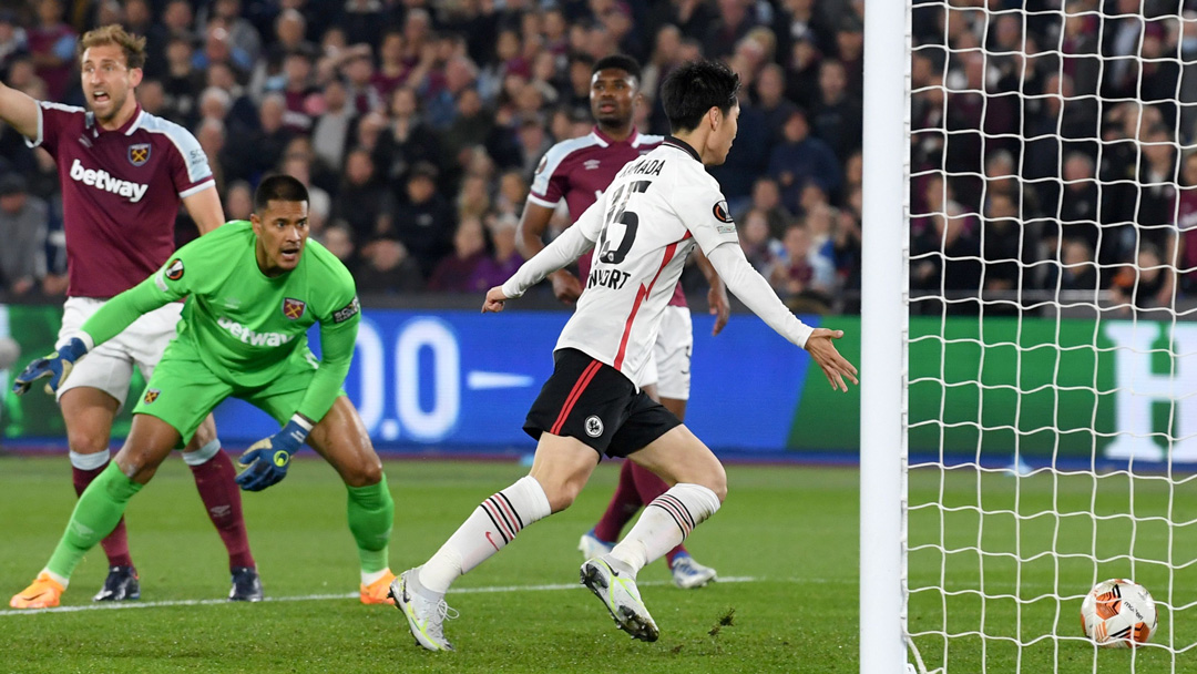 Daichi Kamada scores Eintracht Frankfurt's second goal