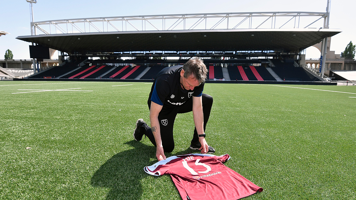 Pearce lays a Foé tribute shirt