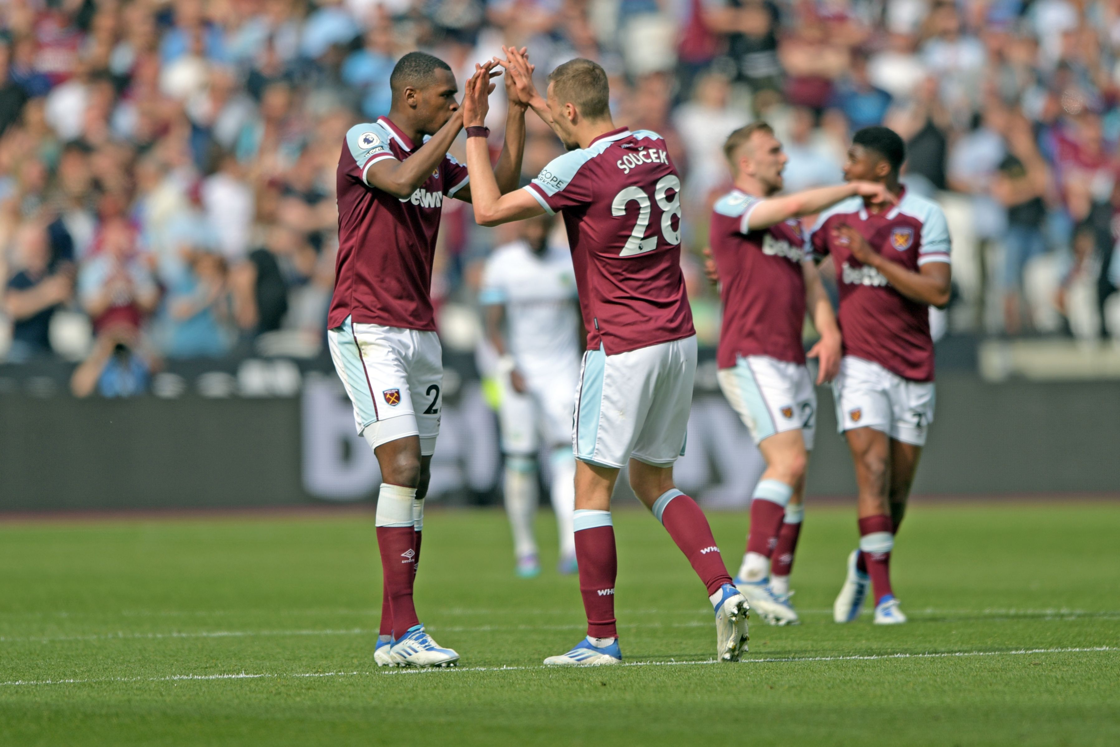 Tomas Soucek celebrates with Issa Diop