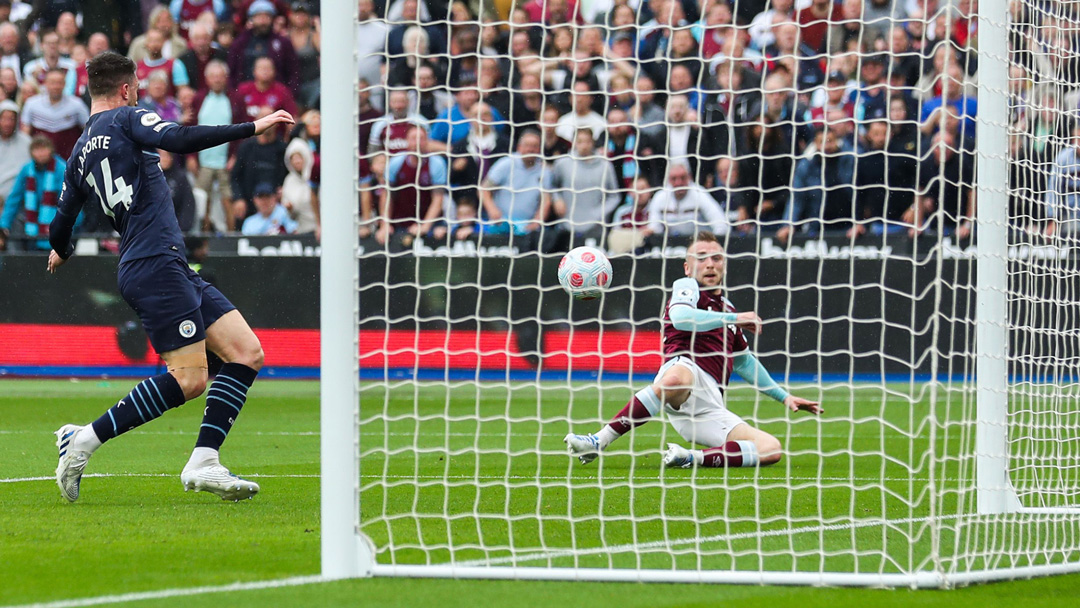 Jarrod Bowen scores his first goal against Manchester City
