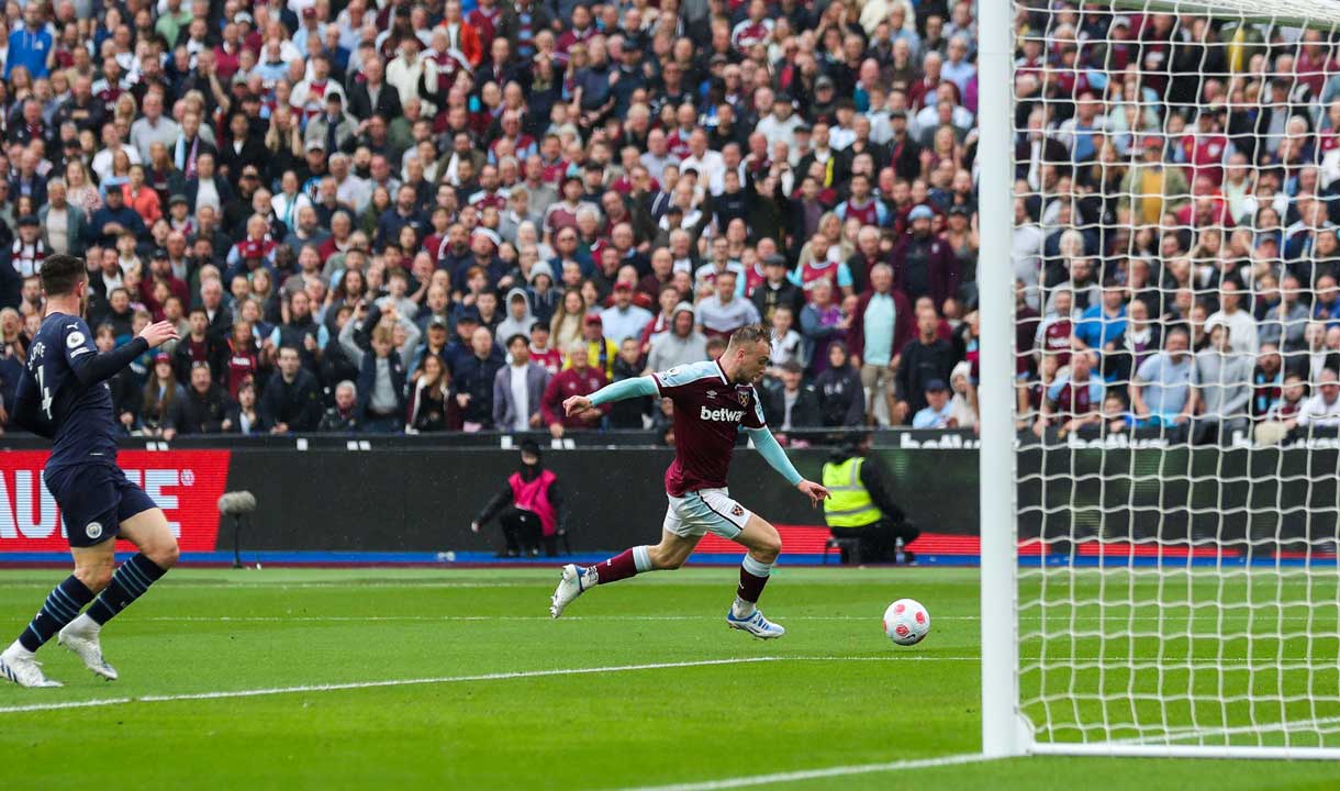 Jarrod Bowen scores against Manchester City