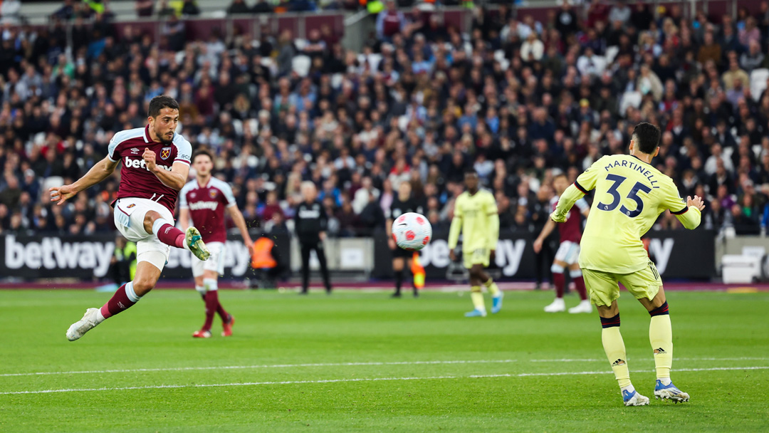 Pablo Fornals shoots against Arsenal