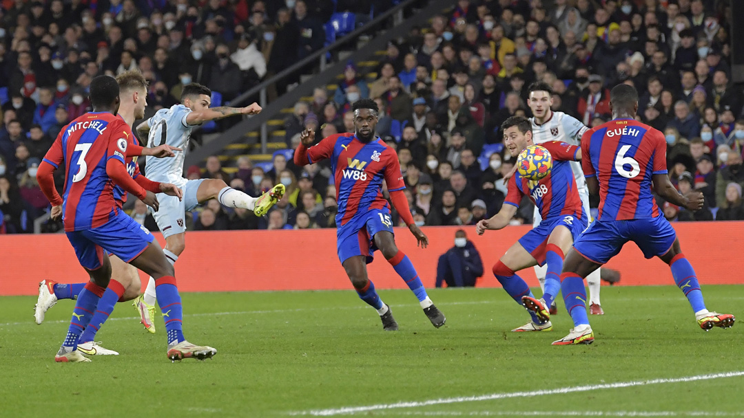 Manuel Lanzini scores at Crystal Palace