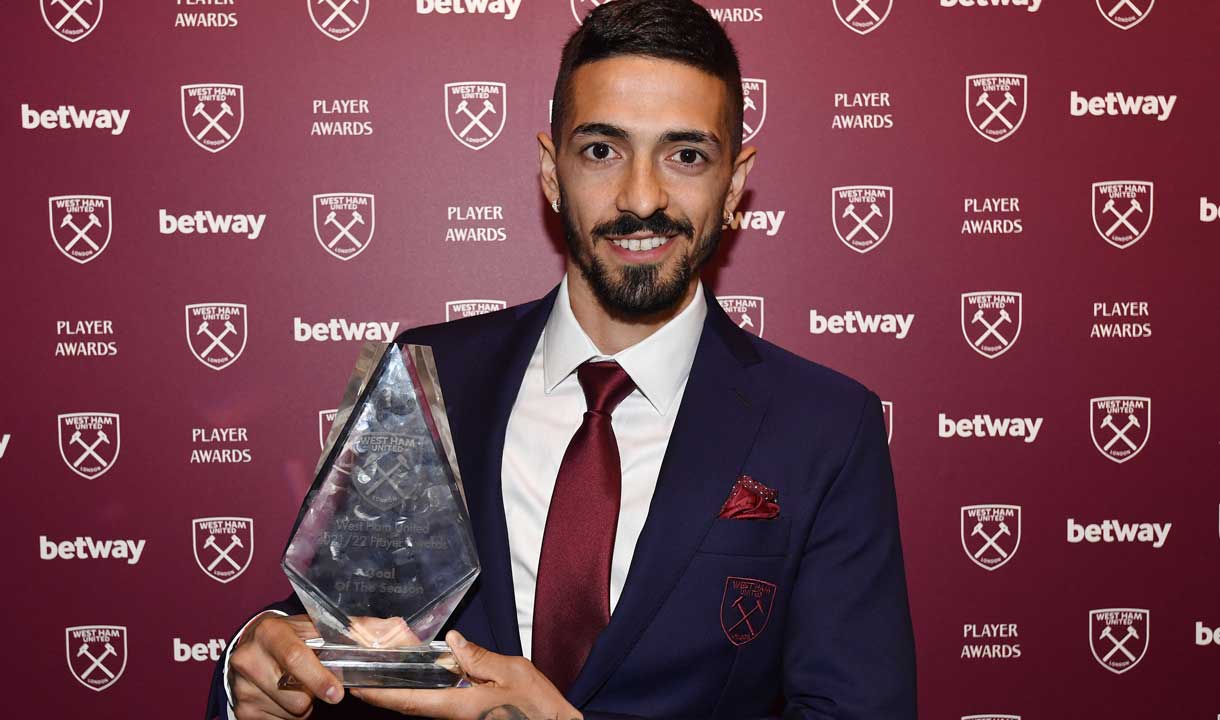 Manuel Lanzini with his Goal of the Season trophy