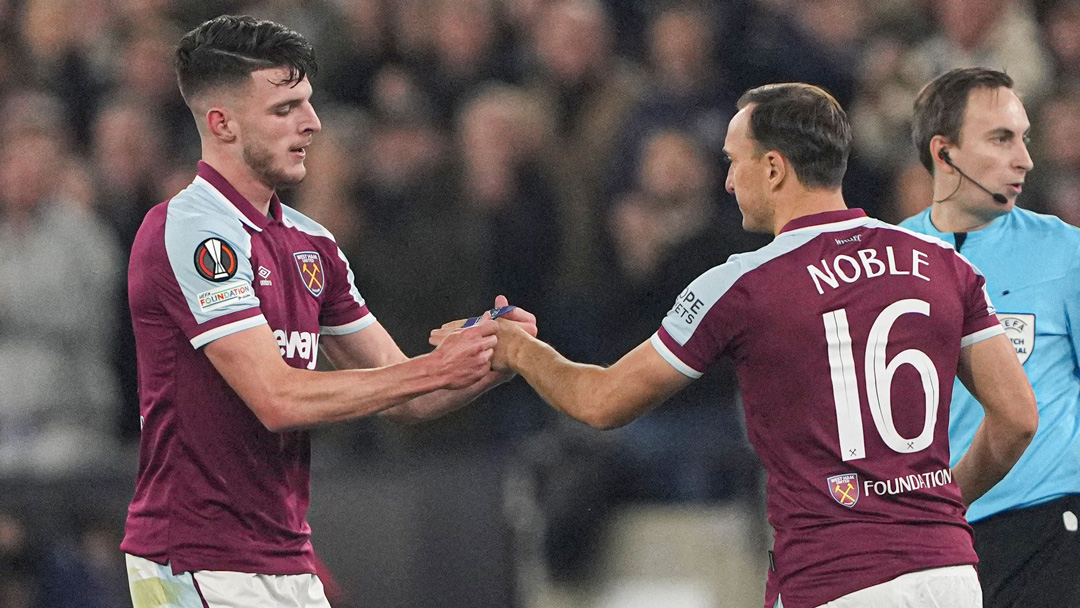 Declan Rice hands Mark Noble the captain's armband