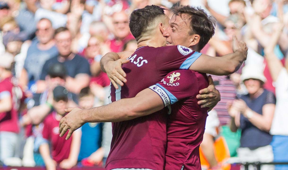 Mark Noble and Snodgrass hug