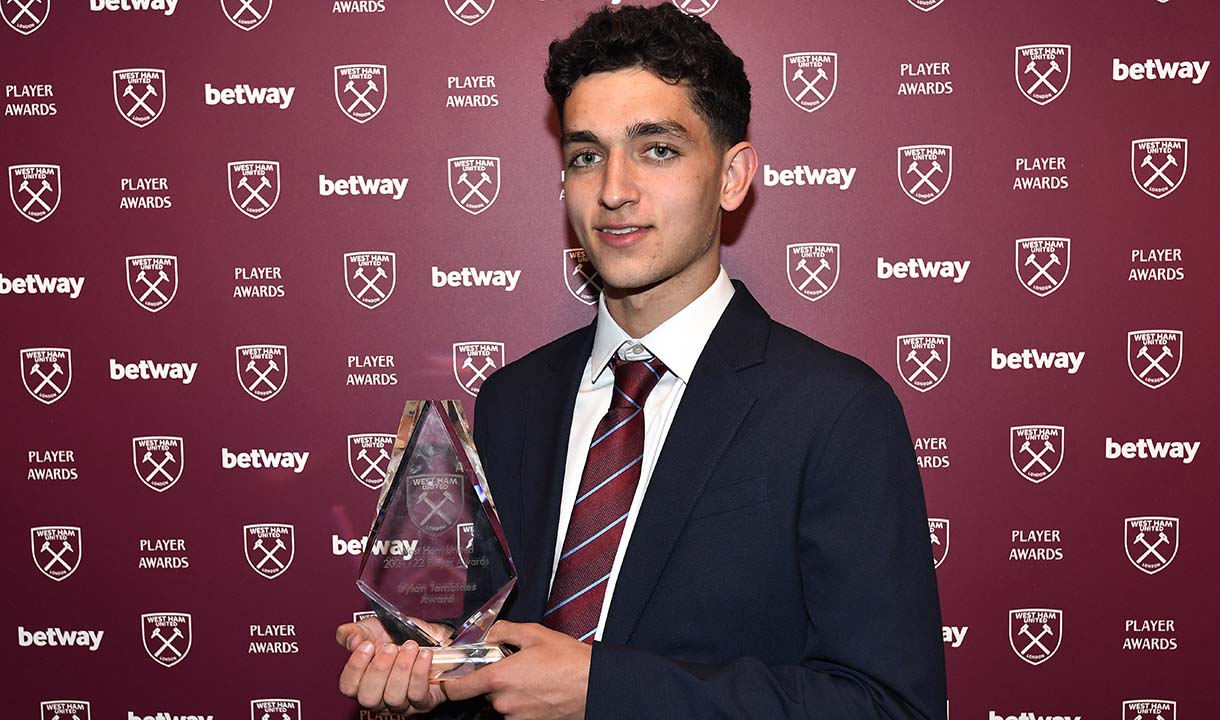 Sonny Perkins wins the 2021/22 Dylan Tombides Award