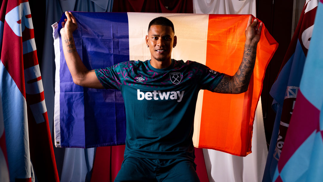 Alphonse Areola with French flag