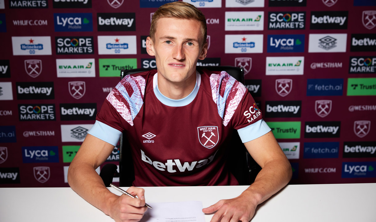 Flynn Downes signs his West Ham contract