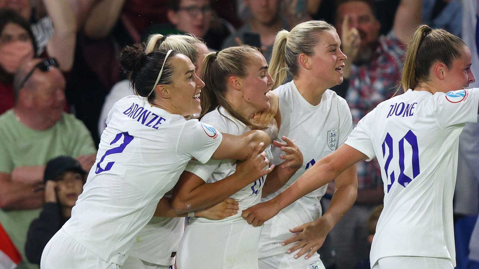 England celebrate Georgia Stanway's winning goal against Spain