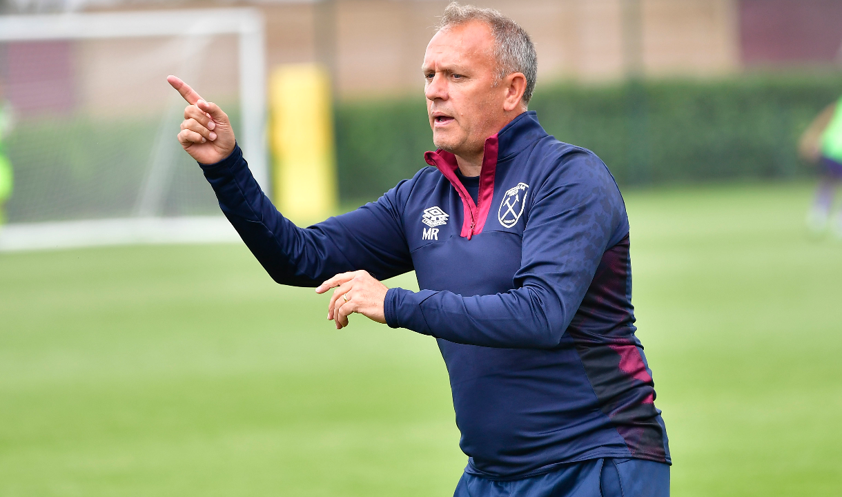 Mark Robson speaks to West Ham United U21s