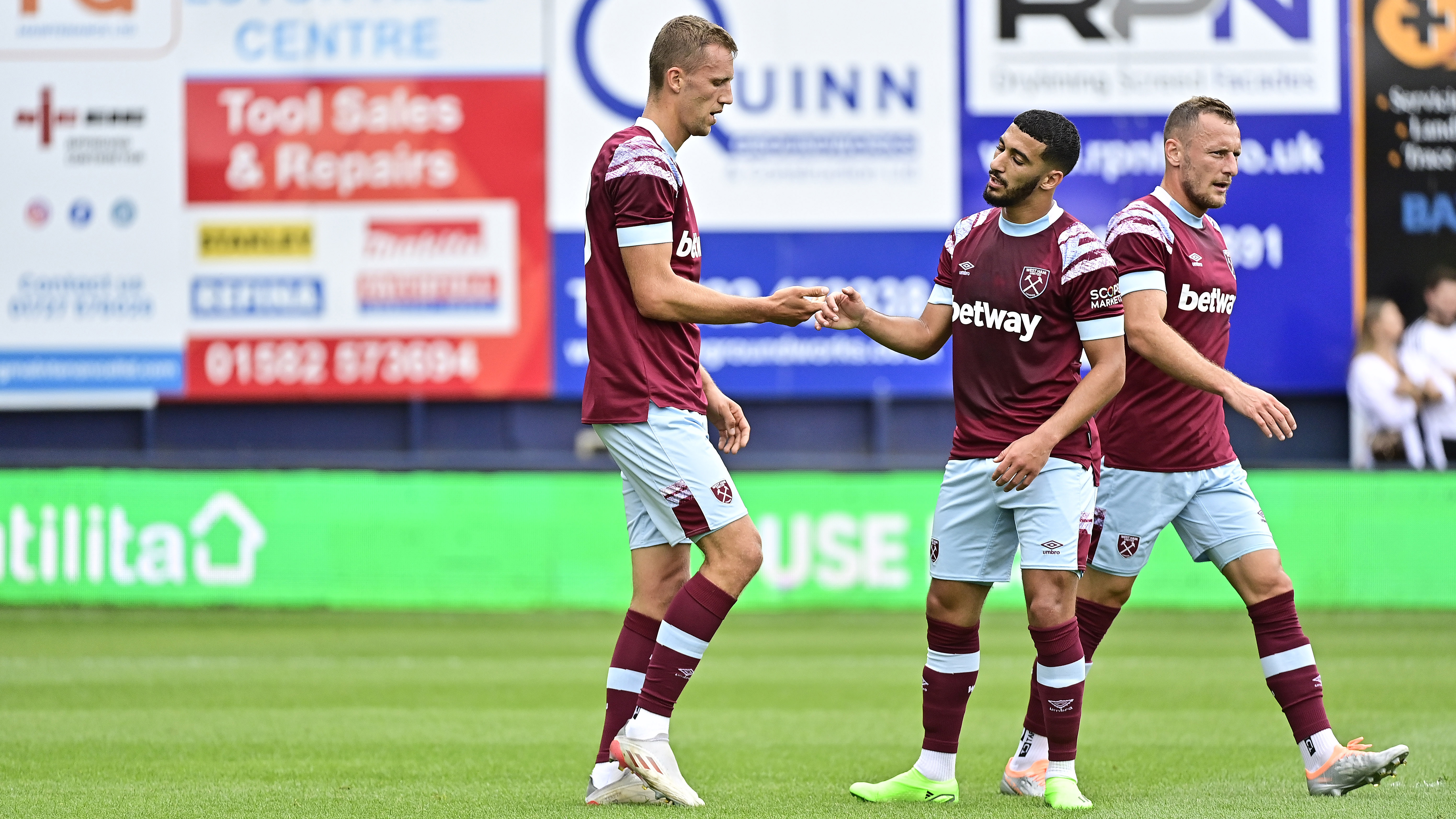 Tomáš Souček celebrates his goal at Luton