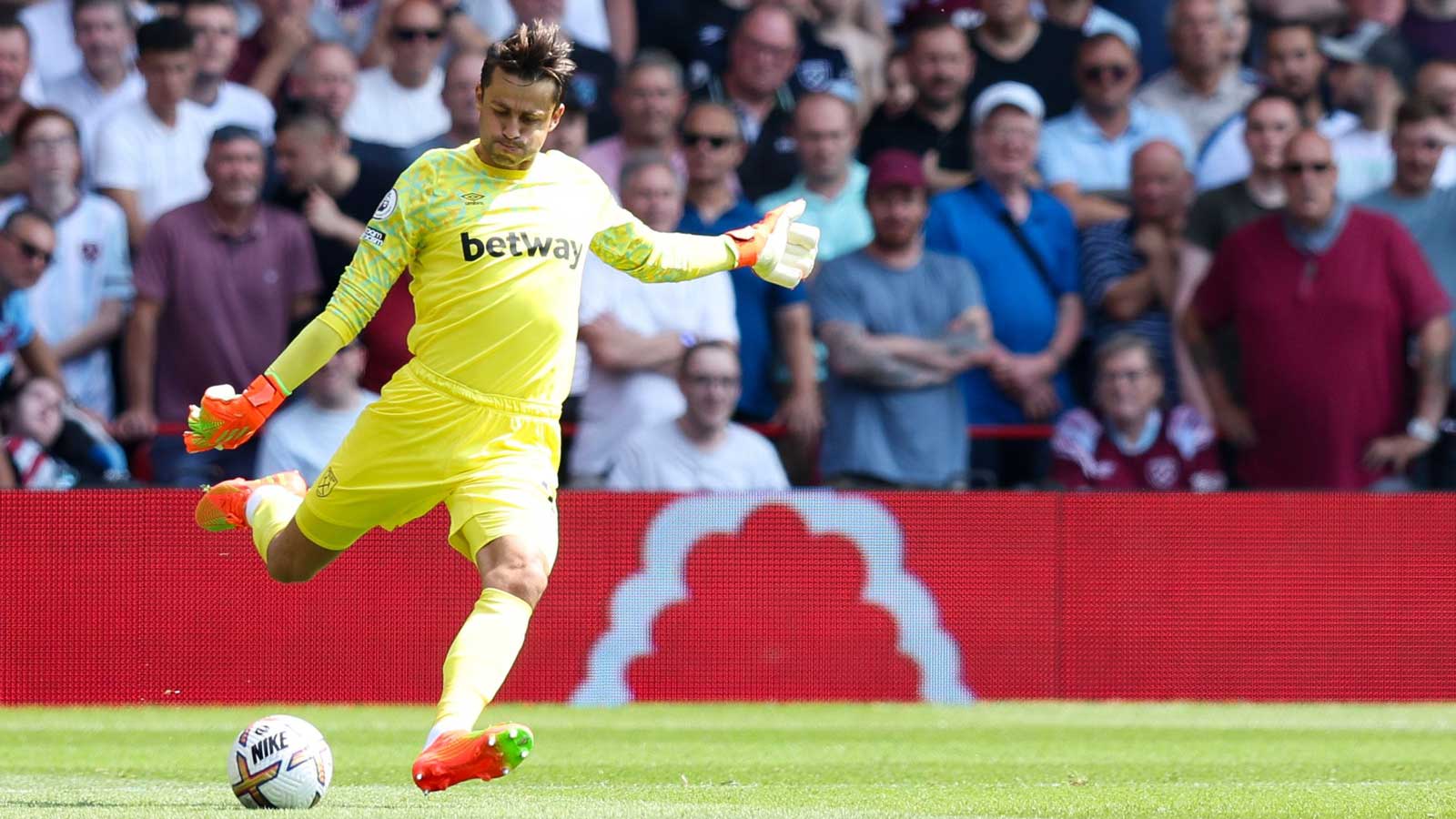 Łukasz Fabiański in action at Nottingham Forest