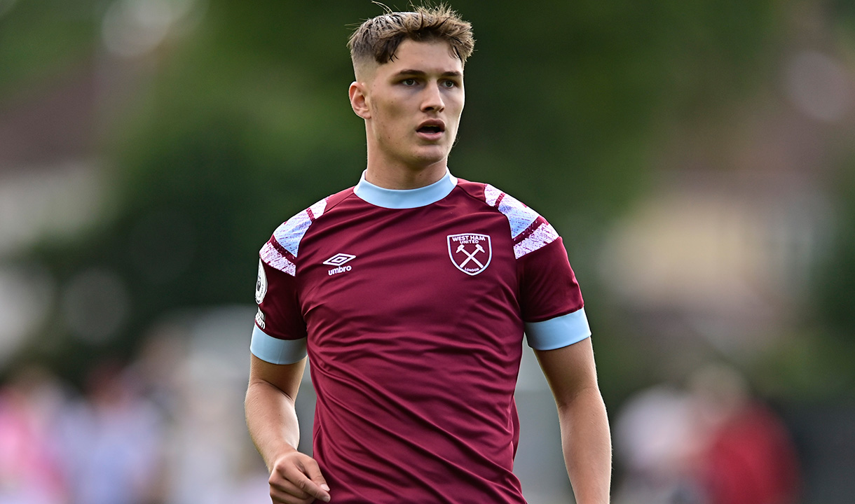 Freddie Potts in action for West Ham United U21s