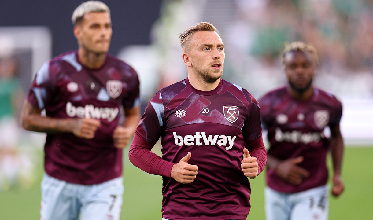 Jarrod Bowen warming up at London Stadium