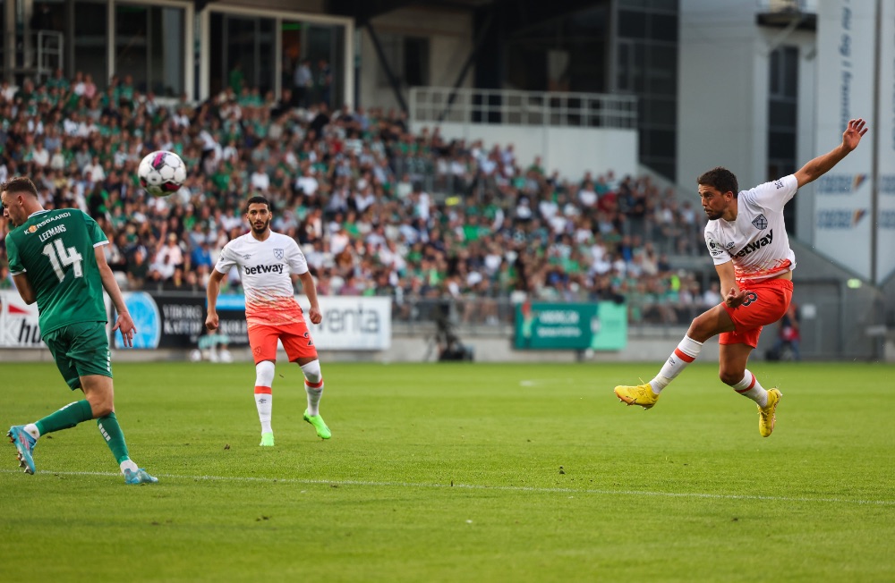 Pablo Fornals shoots for goal at Viborg