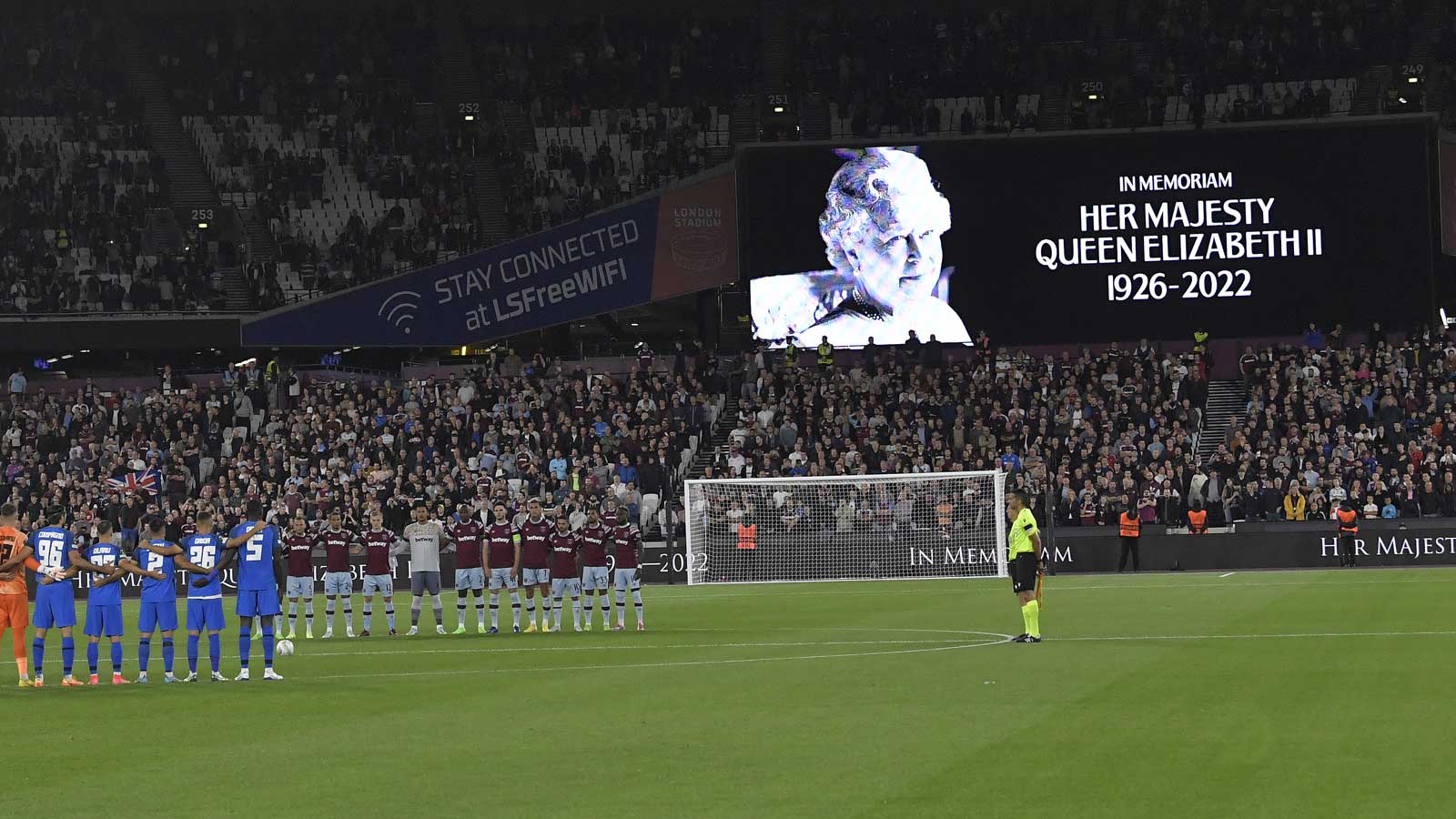 Players observe a minute's silence for the Queen