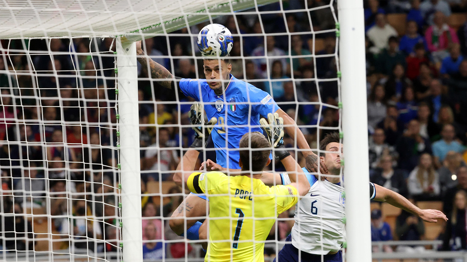 Scamacca hits the bar against England 