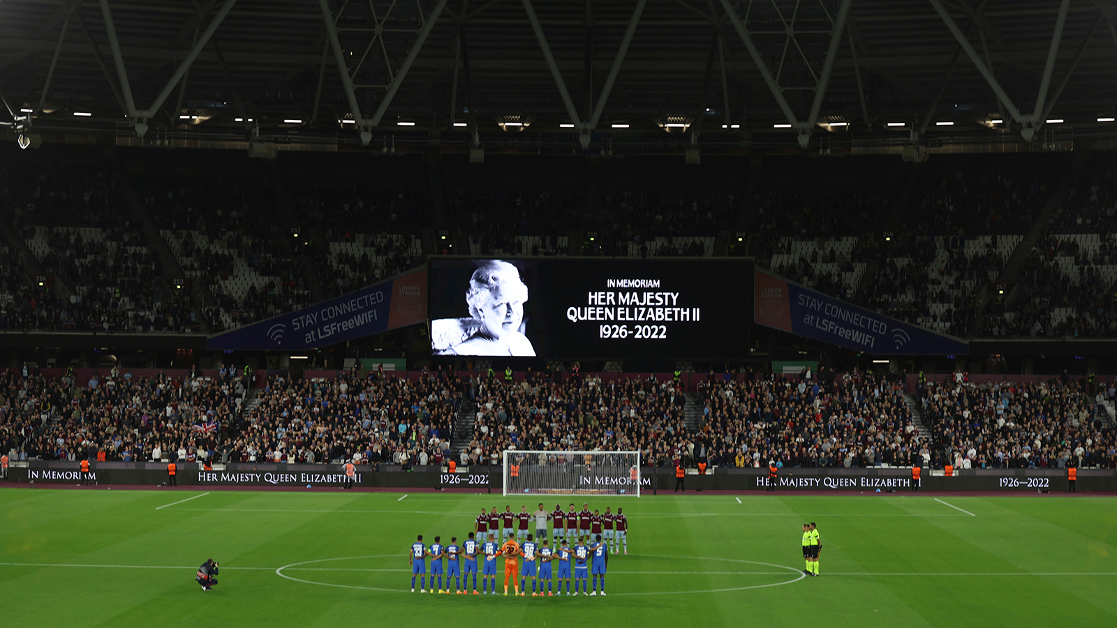 Players from West Ham United and FCSB pay tribute to Her Majesty Queen Elizabeth II