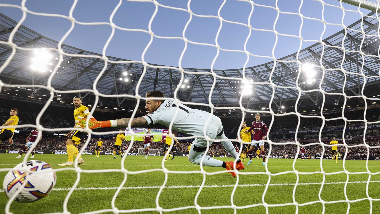 Jarrod Bowen scores against Wolves