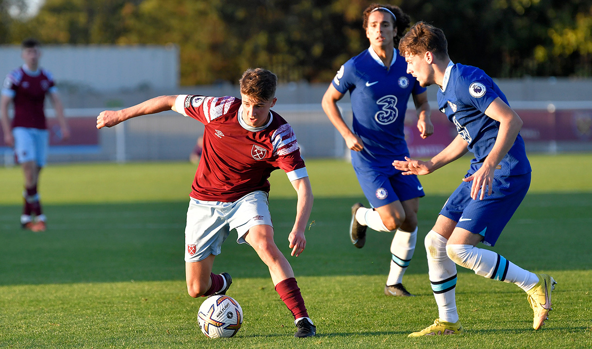 George Earthy in action for West Ham United U21s against Chelsea