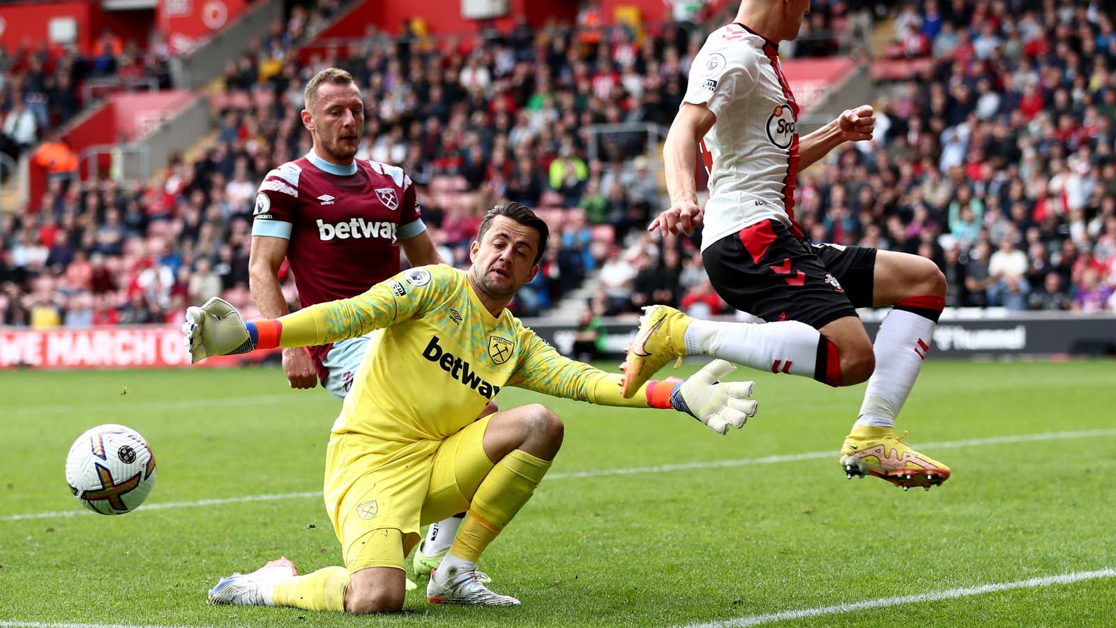 Łukasz Fabiański makes a save at Southampton