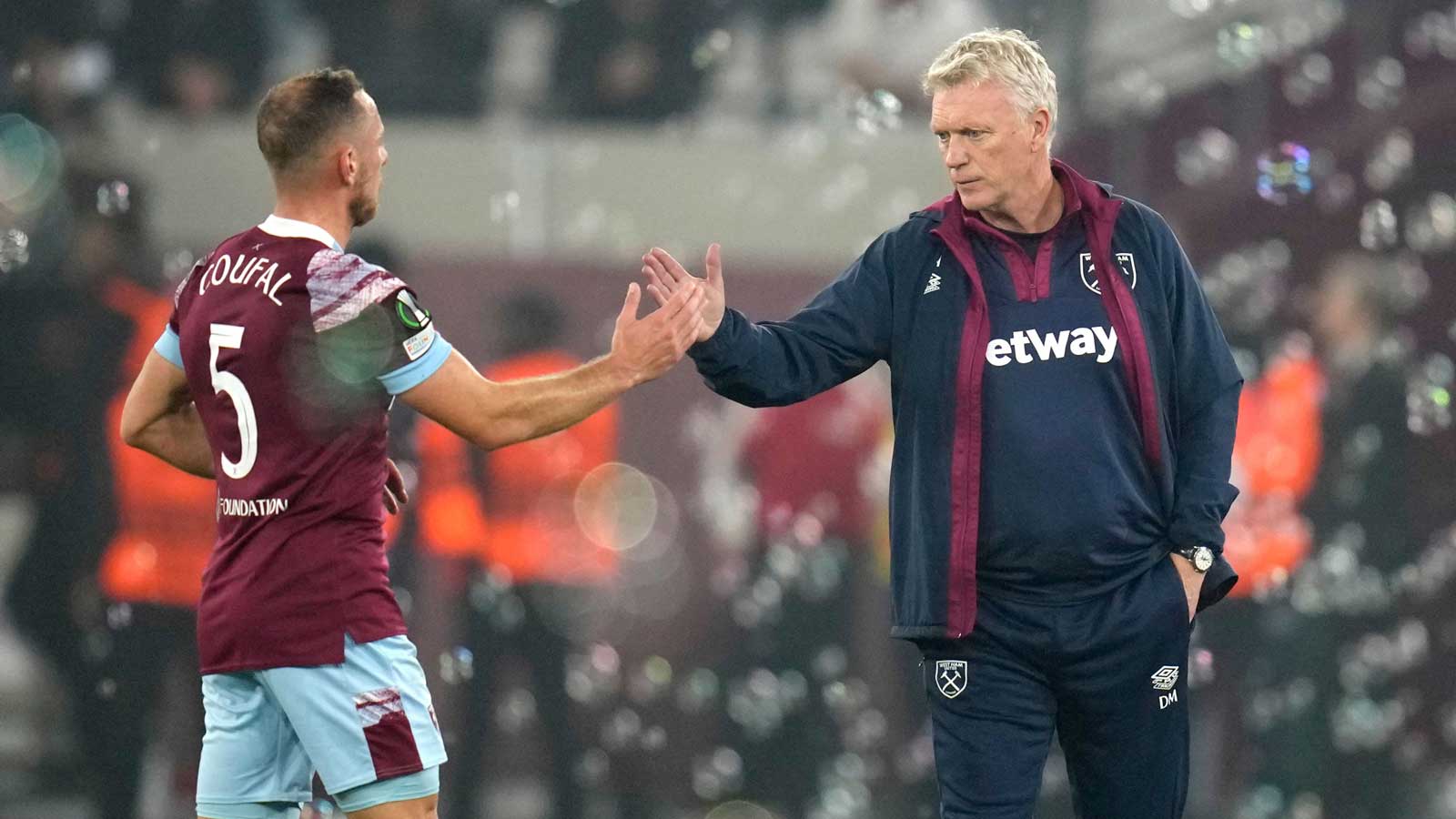 David Moyes shakes hands with Vladimír Coufal