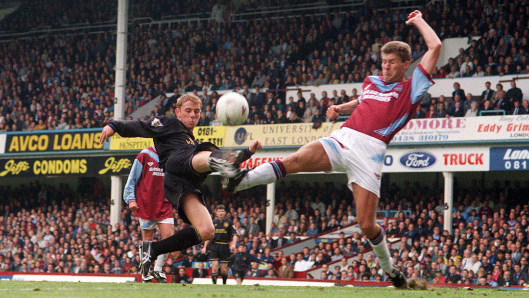 Marc Rieper challenges Nicky Butt of Manchester United