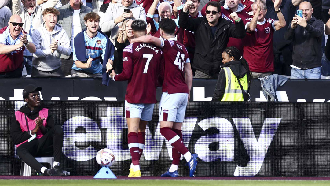 PL Kicks kids acted as ball assistants at London Stadium